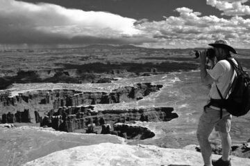 fotógrafo retratando montañas, imagen en color blanco y negro