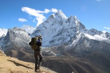 senderista mirando hacia la montaña mas alta del mundo, el everest