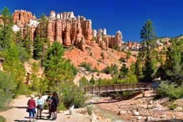 senderistas confusos por un lago seco en utah