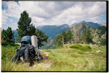 mochila de senderismo apoyada en el suelo, en un entorno montañoso